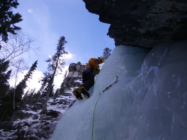 Steve warming up on a WI2-3 at Canmore Junkyards