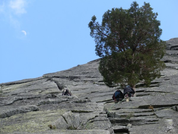 Climbing with friends on Knapsack Crack