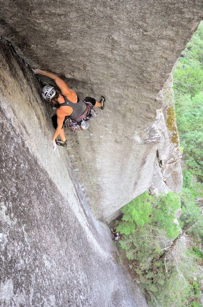 Rosie palming for friction on The Great Arch. p: Doug Tomczik