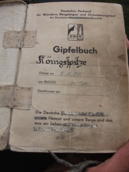 An old DDR Gipfel Buch am Koenigs Tor