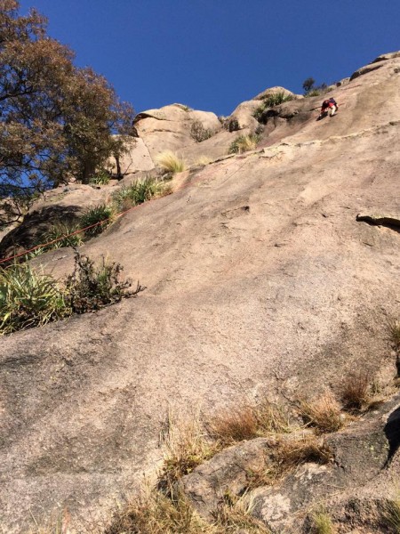 Rodrigo climbs a slab on la Tortuga