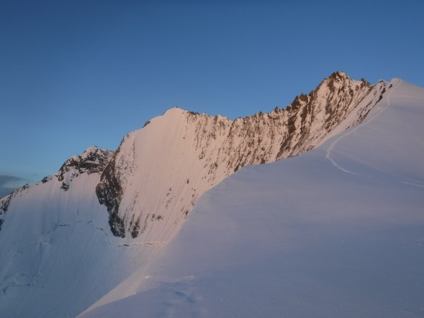 the lenzspitze north face to the left, nadelhorn on the right