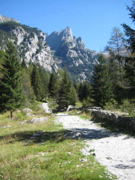 View towards the end of the valley in the east.